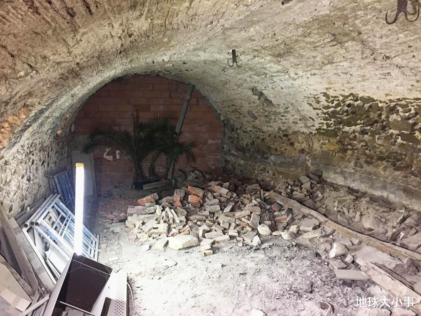 脏乱废墟“重生变圆拱现代美屋” 巧妙错层设计仿佛置身美术馆