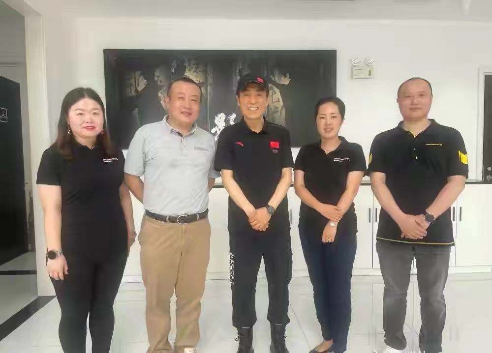 加菲猫说时尚|张艺谋携妻买240万豪车不手软！小31岁娇妻乖巧似女儿，夫妻同框似女儿