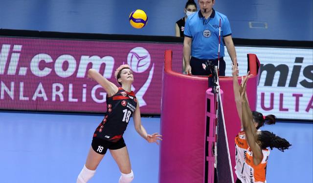 朱婷|朱婷小迷妹被虐慘！27扣6中，對轟博斯全面下風，積分跌出前四