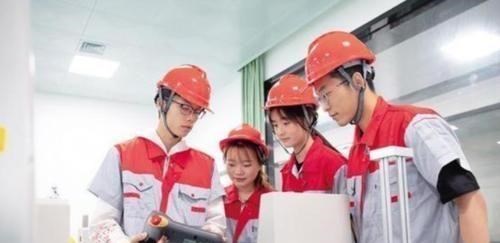 家有二宝育儿|“你让我的孩子去哪上学”？高中升学率变低，考生家长忍无可忍