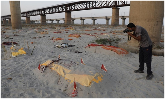 印度恒河沿岸打撈出2000具屍體，很多是新冠死者，引起居民恐慌-圖2