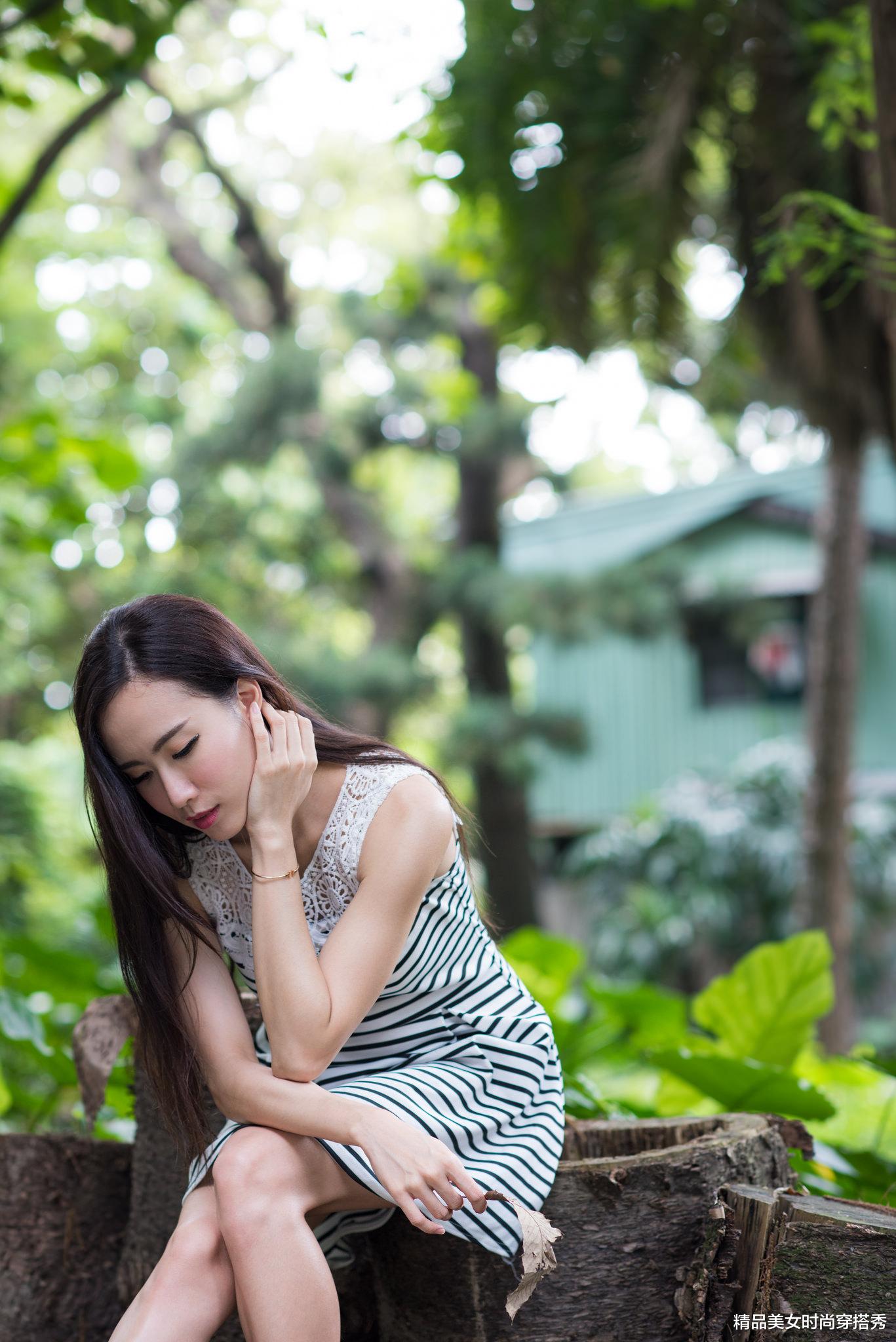 精品美女时尚穿搭秀|小姐姐身穿黑白条纹连衣裙，搭配白色高跟鞋时尚有型