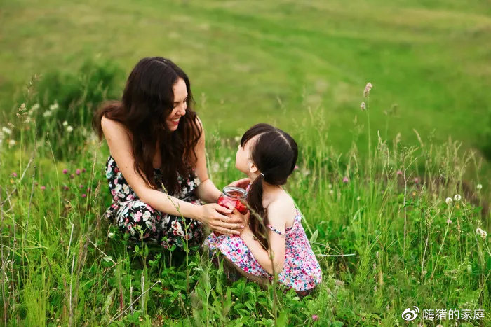 嗨猪的家庭|孩子“窝里横，外面怂”，都是因为父母的这3种行为
