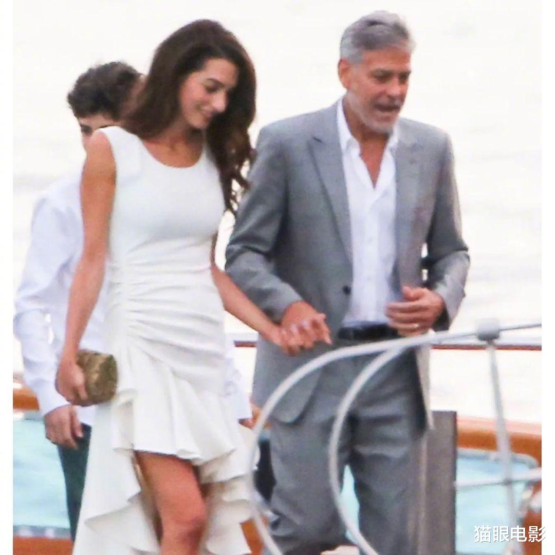乔治·克鲁尼|60岁乔治克鲁尼头发都白了，娇妻还是貌美如花，不愧是律政俏佳人