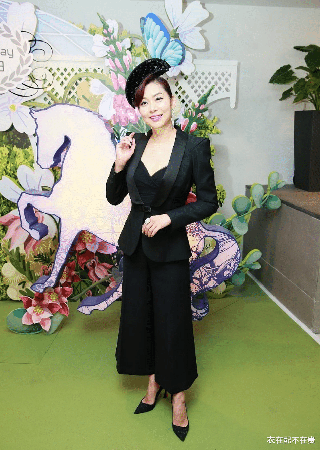 衣在配不在贵|邝美云真给“奶奶辈”长脸，穿一身黑凸出好身材，真的不像是60后
