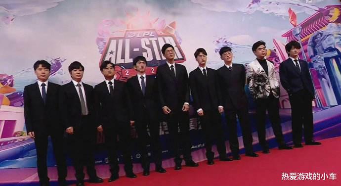 电竞新闻|全明星最佳阵容颁奖引争议,网友纷纷表示心疼圣枪哥