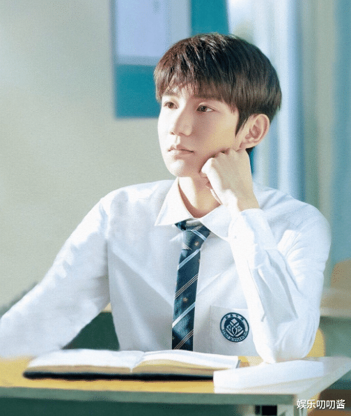 王源|TFBOYS王源太拼命！拍戏现场累得睡着，暴瘦到躺沙发都没痕迹