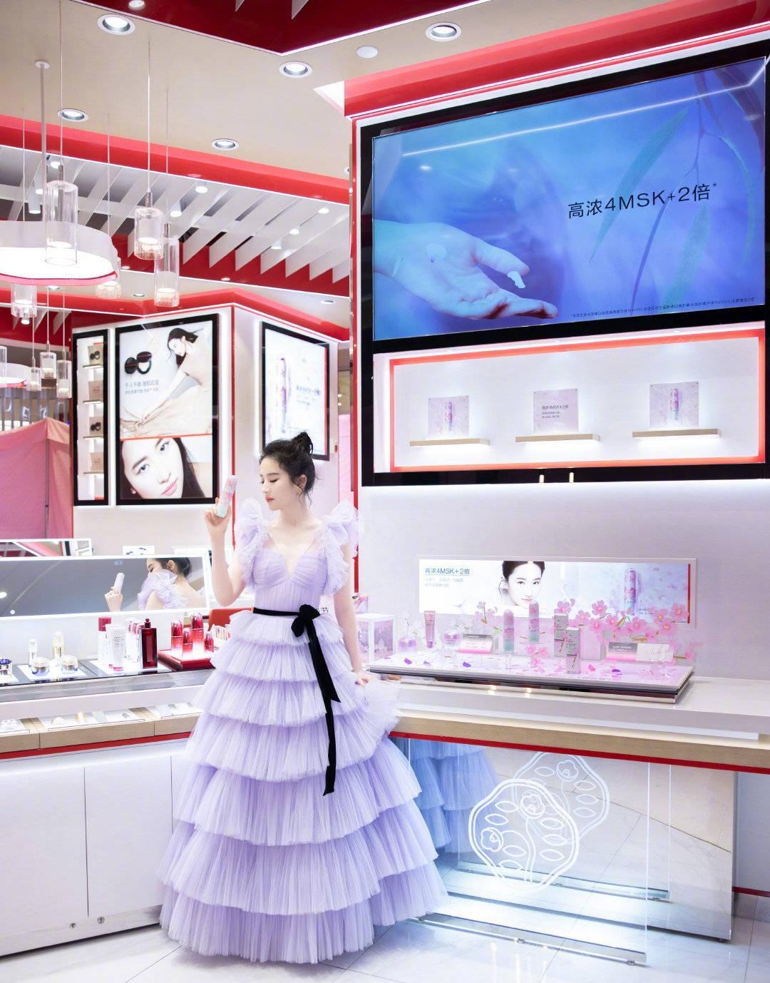 何有强|刘亦菲不愧是盛世美颜，红绿拼色礼服温婉高级，就她能穿出这效果