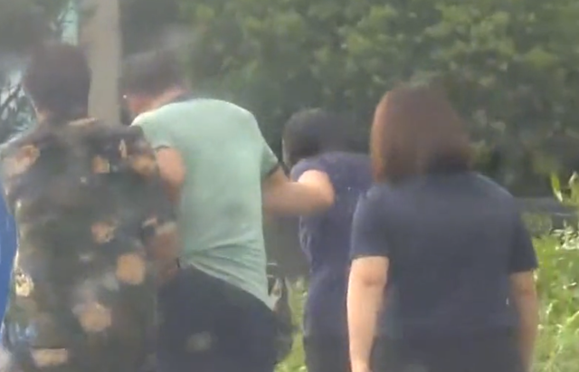 父亲总被母亲家暴,女儿考上名牌大学后,马上让母亲离婚救父亲!