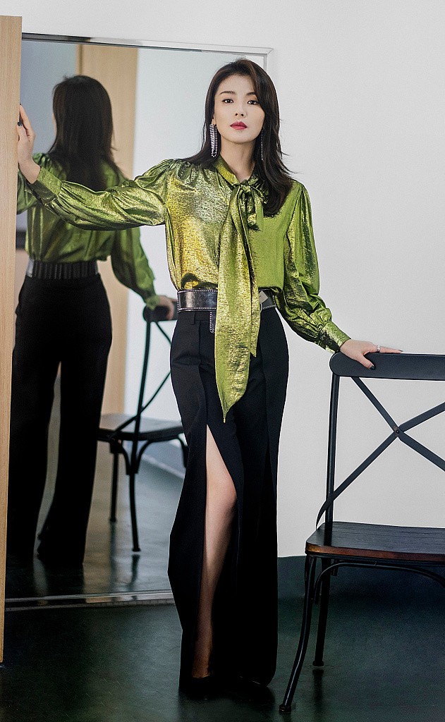 BiuFashion|《披荆斩棘的哥哥》新主持人刘涛气场全开，开叉长裤抢镜，有韵味