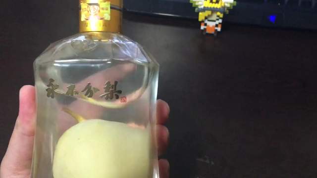 林安好物 五粮液爆款\＂永不分梨\＂酒是怎么做到的？又该如何取出梨？方法原来这么简单粗暴！