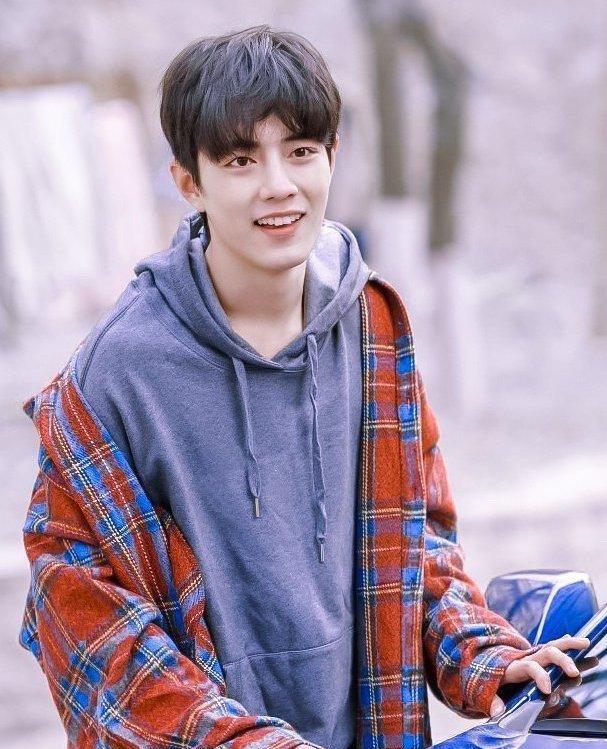 正能量|官方表扬两位正能量偶像，肖战也在其中，还带了一个“特殊”话题