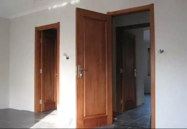 先铺木地板还是先装门？头一次装修搞不懂，很多人被坑惨了！