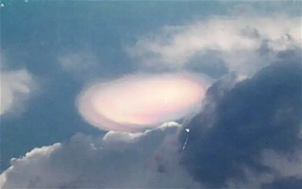 冷战期间美国洲际导弹早期预警系统发现UFO,无视地球物理规律飞行,可瞬间变向无惯性!