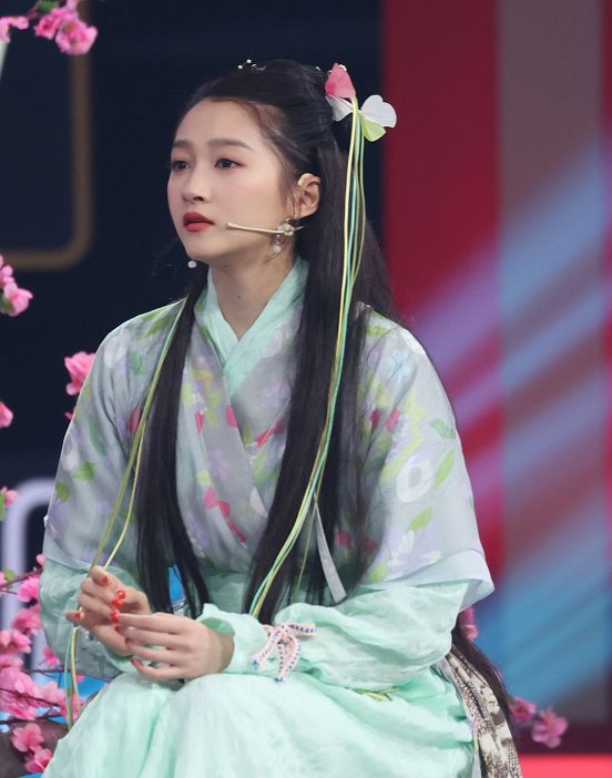 关晓彤|关晓彤穿白裙跳古风舞，脚上的鞋子是亮点，这才是对古装的尊重