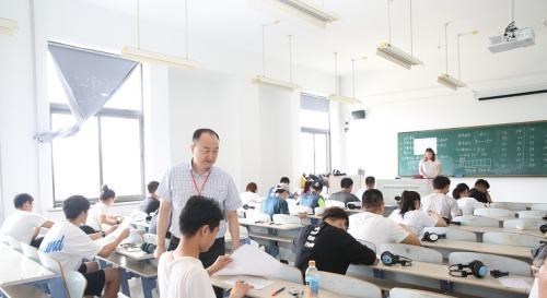 天明情感说 一种新的“啃老”方式兴起：看似很努力，实则是逃避，家长须知晓