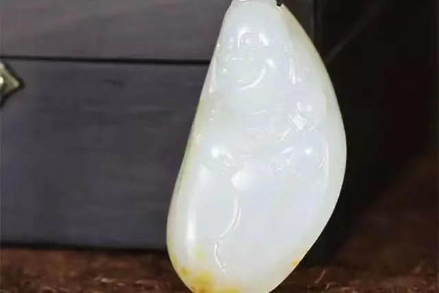 翡翠|翡翠是玉吗？和田玉和翡翠之间的区别是什么？不解决怎么下手购买呢