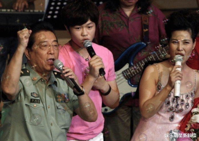 李双江|82岁李双江接商演捞金!舞台简陋破旧,高龄卖唱原因让人心酸