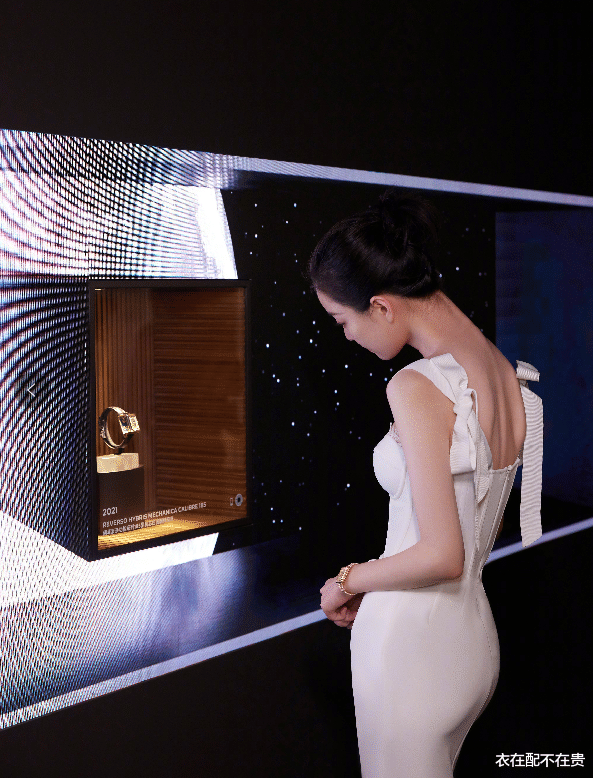 倪妮|倪妮的身材美得不真实,P图都P不出来,穿吊带裙“腰臀比”太优越