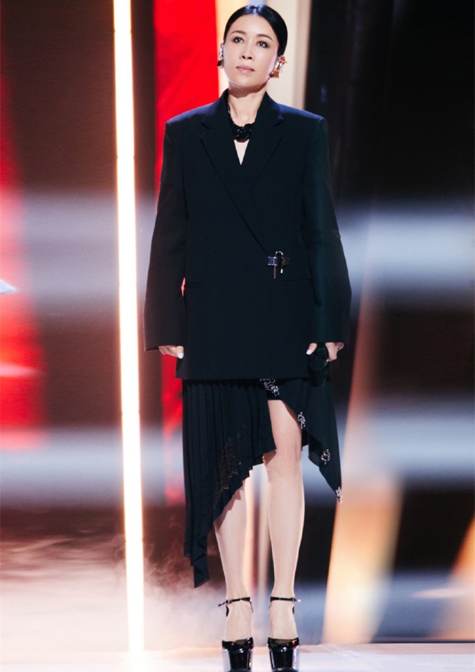 猫姐穿搭经|那英努力为好声音拼收视,穿黑西装开场很惊艳,但驴蹄鞋拖后腿了