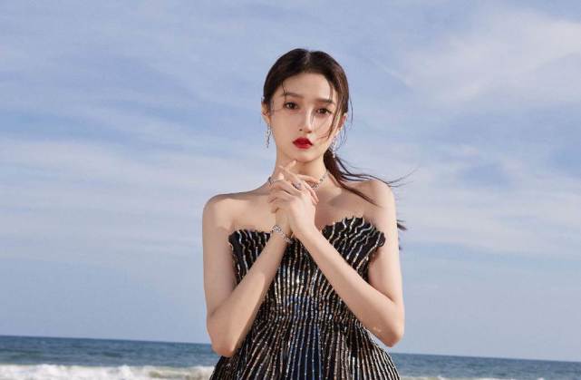 关晓彤|关晓彤真实身材全被拍 网狠点素颜照和精修照差别！