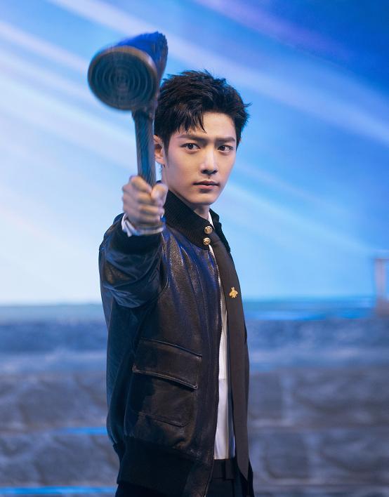 吴宣仪|吴宣仪裙子不小心滑下来，肖战救场动作“让人误会”，还不打算公开