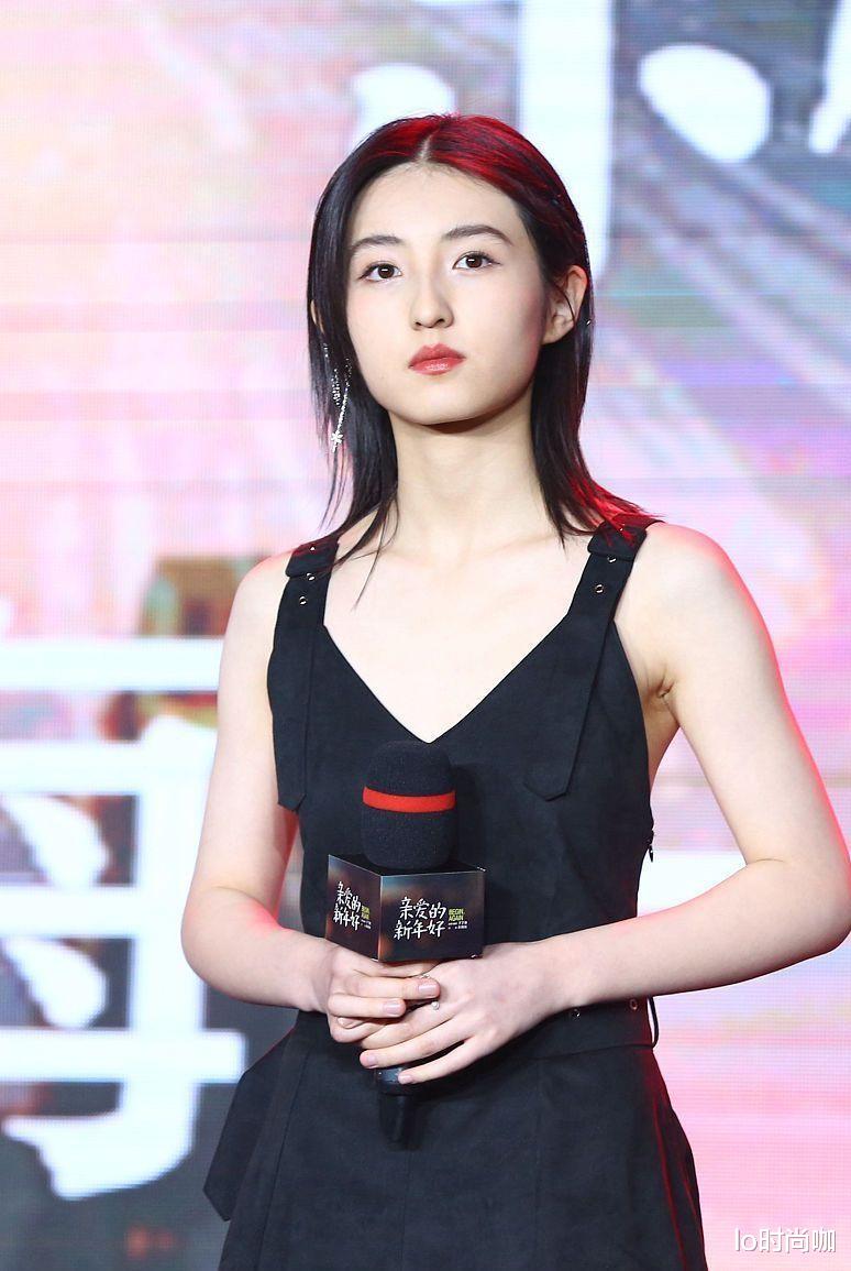lo时尚咖|子枫妹妹真的长开了，一身黑裙显优雅，气质看着很舒服