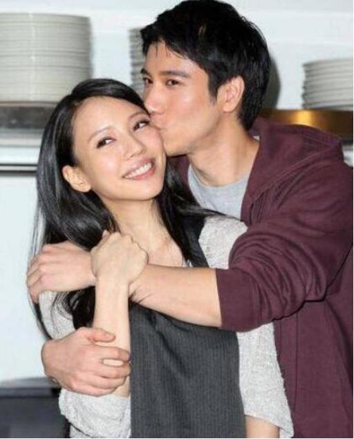 王力宏|王力宏离婚后首现身活动，唱情歌心情好！被指状态容光焕发