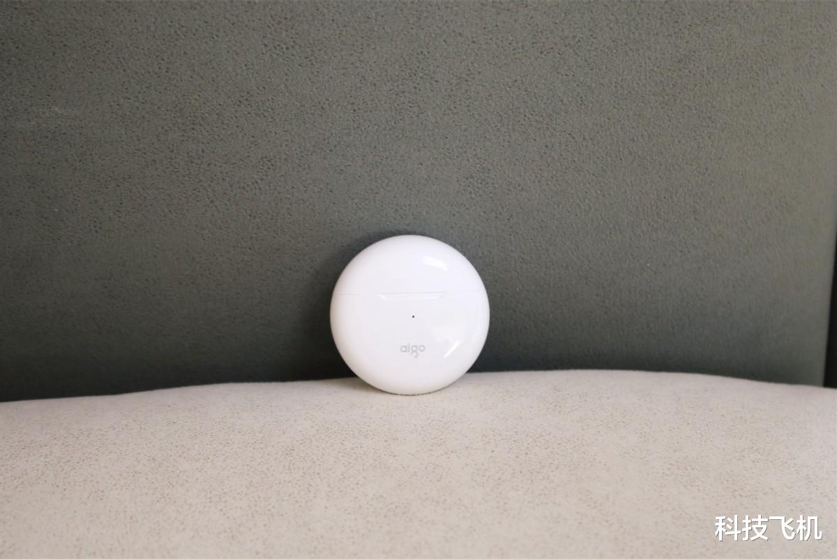 藍牙耳機|真白菜價，觸控操作開蓋即連，aigo這款藍牙耳機140元能買倆