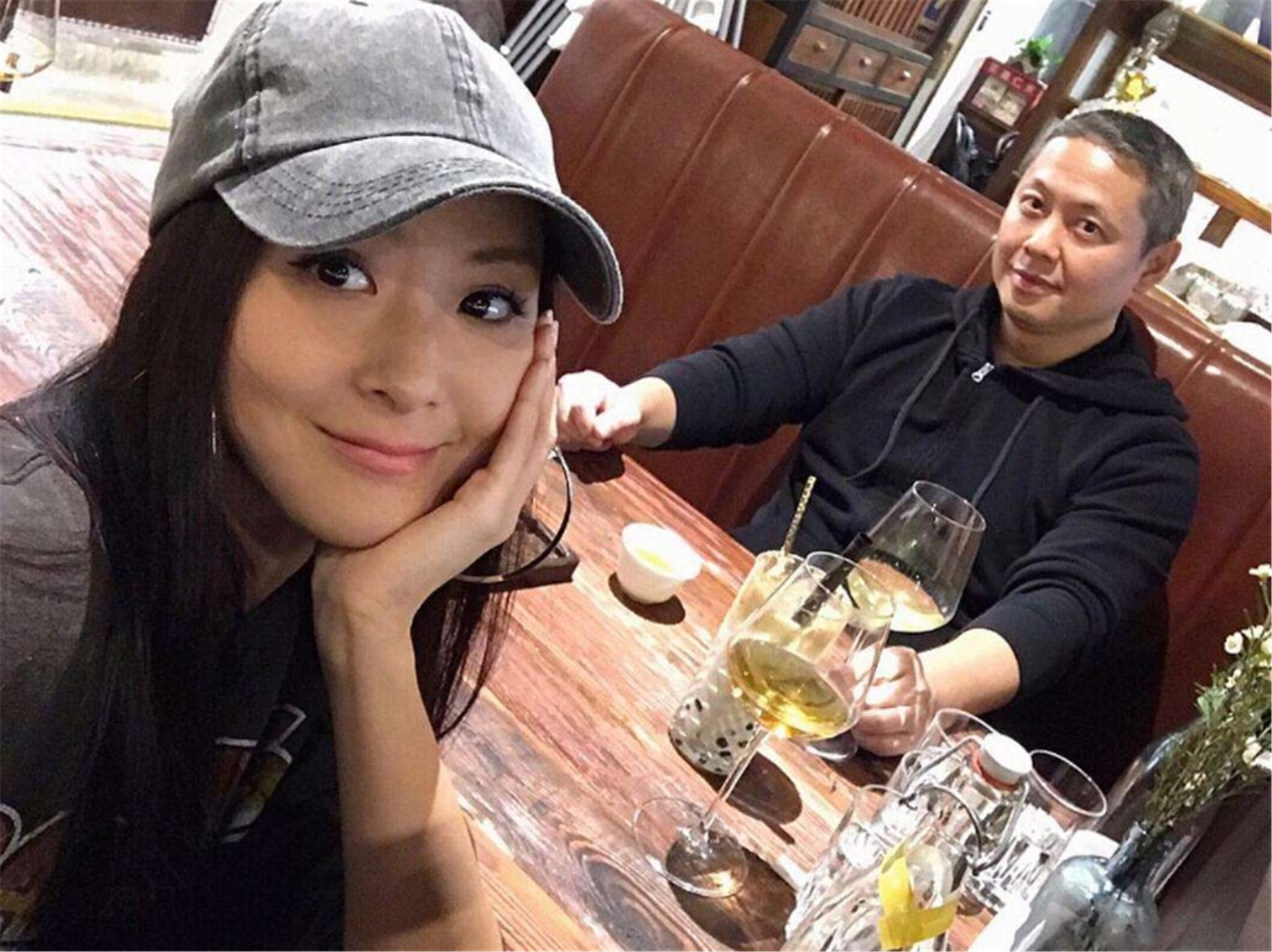 台湾|她13岁爱上闺蜜哥哥，21岁终于成功嫁他为妻，今为他赚13亿