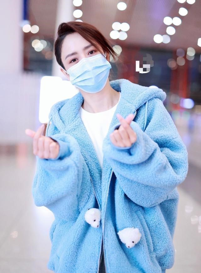 佟丽娅|佟丽娅气质真好，休闲裤混搭毛绒外套，不仅不拉垮还个性有范