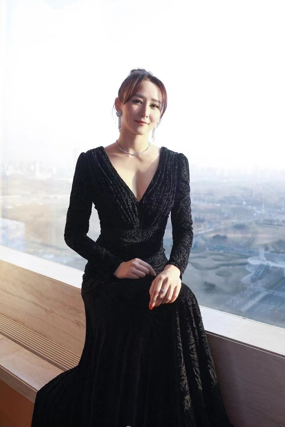 冯提莫|42岁胡静真没阔太架子，穿秋衣秋裤陪孩子玩耍，意外暴露庭院豪宅