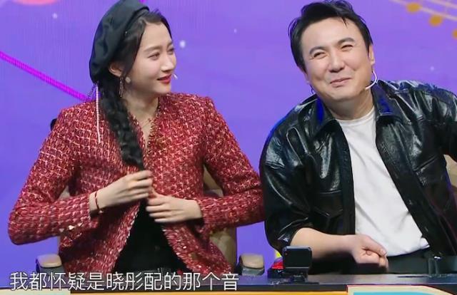 关晓彤|关晓彤当众掀开外套，却被“腋窝”抢镜，网友：这也太爱干净了