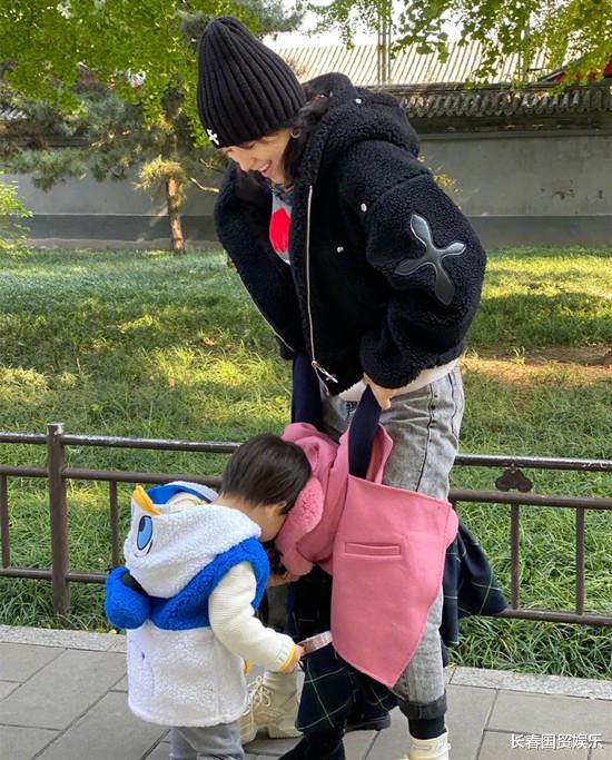 陈道明|章子怡素颜现身公园,与儿女嬉闹玩耍出镜,42岁真面目曝光