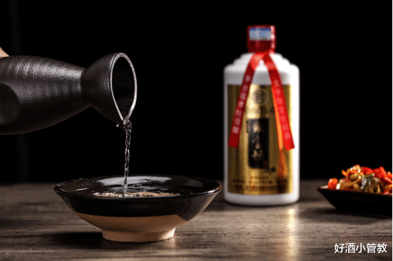 |为何爱喝酒的行家,总会在桌上放一杯“白开水”?原来酒是这样喝