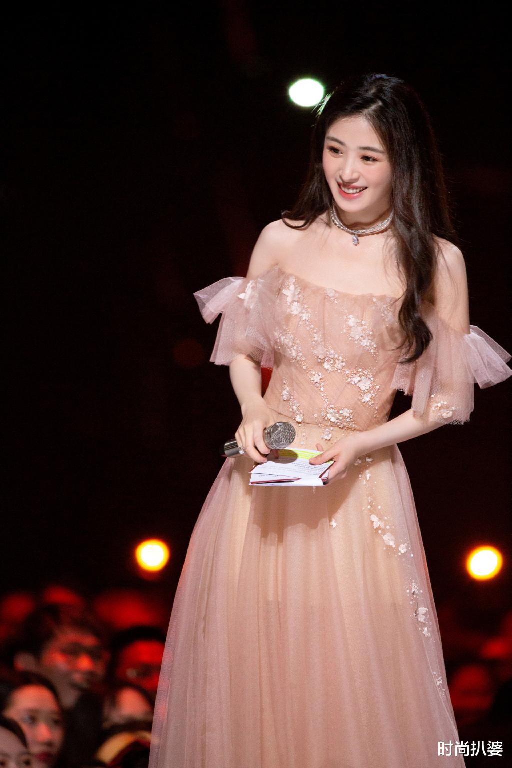 时尚扒婆|张含韵甜美,杨钰莹36万耳环配真丝裙!披荆斩棘的哥哥被姐姐抢镜