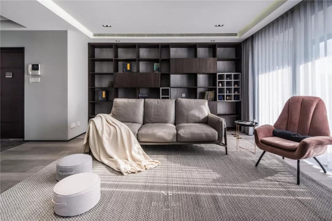 越来越多人不把沙发靠墙摆放了，聪明人都这样做，更实用美观！