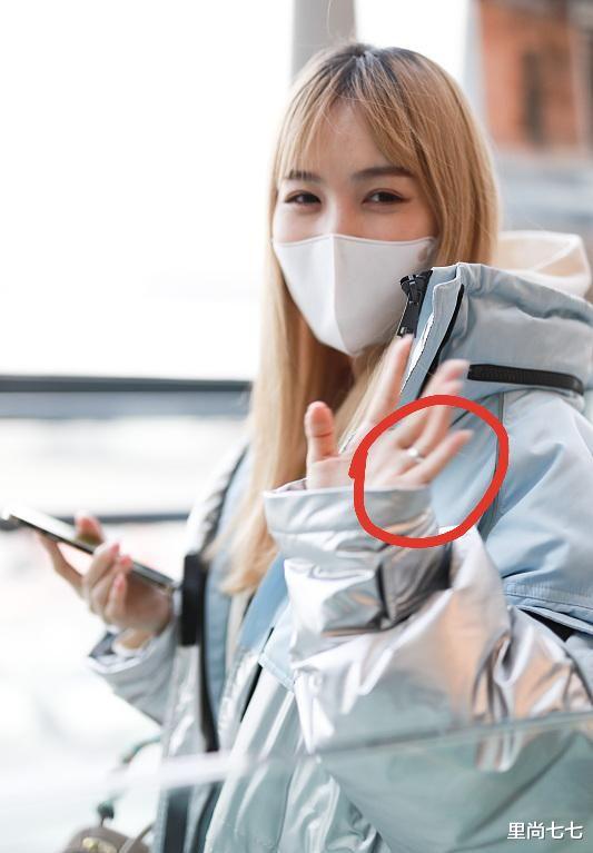 马蓉|马蓉又结婚了？久违走机场染金发大变样，离婚2年无名指首戴婚戒