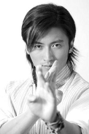 胡兵|胡兵翻拍《中华英雄》被说娘一点不冤，走秀他还没吴彦祖有男人味