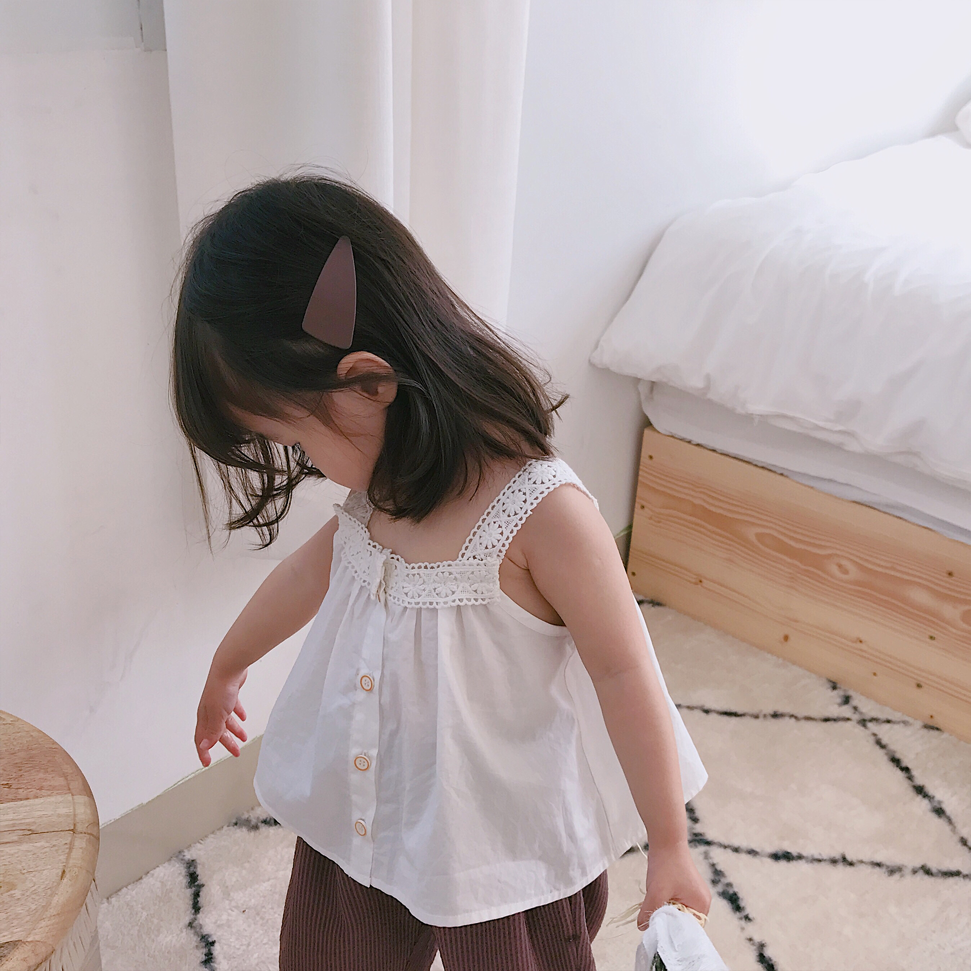 哑铃妈妈|妈妈给3岁女宝穿“奶辣风”童装惹争议：穿衣虽有自由但也得有度