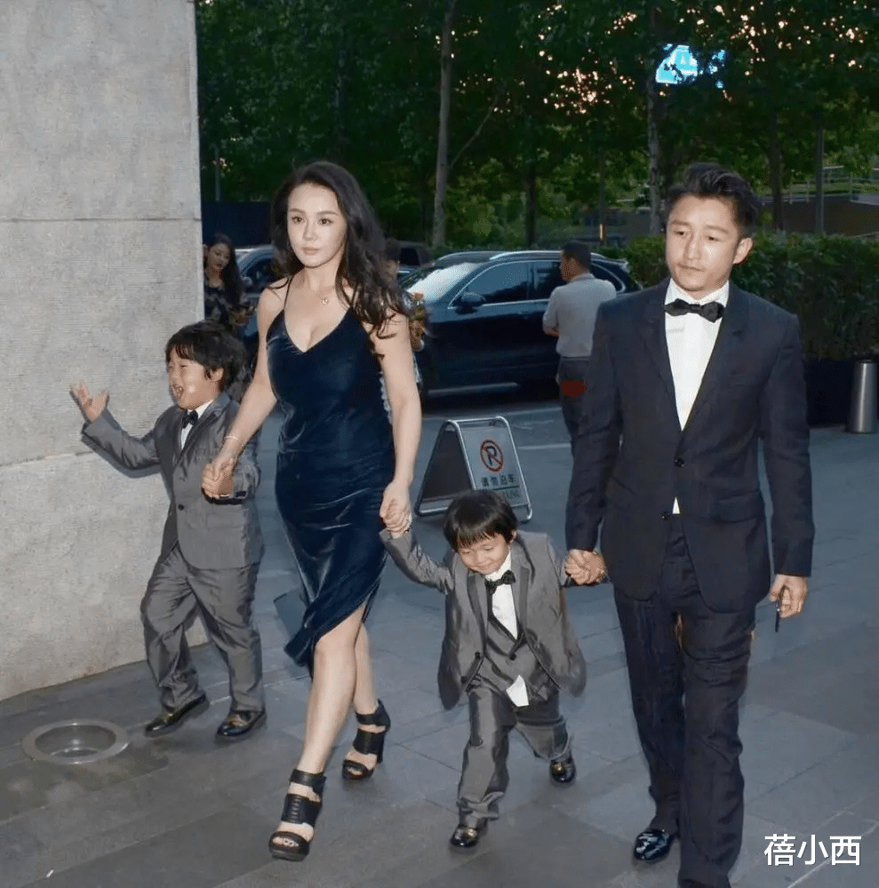 蓓小西 冉莹颖终于不“作妖”，穿丝绒红裙气质优雅，邹市明果真捡到宝了