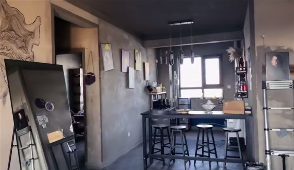 一位姑娘晒出独居的家，毛坯房不装修直接住，网友：也是服了