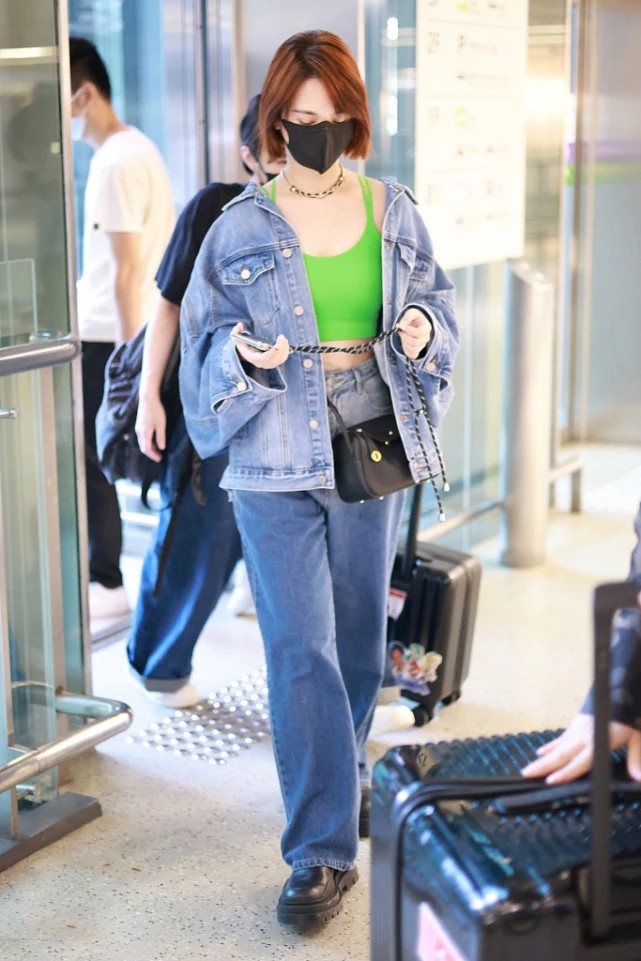 大表姐的时尚圈|杨丞琳穿得够有新意，直接用内衣搭牛仔外套，造型时髦回头率高