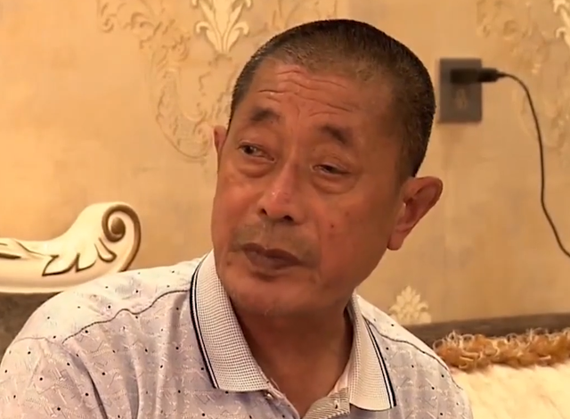 父亲生病儿子不管,拿到百万拆迁款,父亲一气之下将财产全给女儿