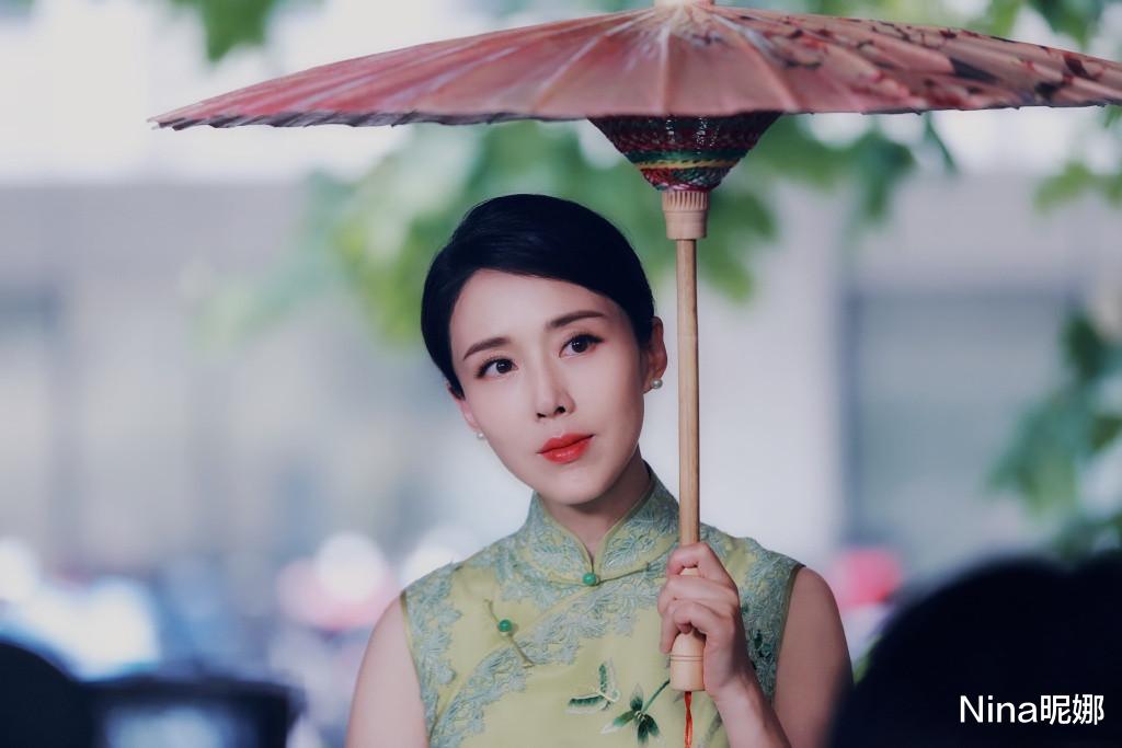 颜丹晨|颜丹晨“最美嫦娥”不白叫的，穿露脐装情人节上卫视，雪白“马蜂腰”太晃眼