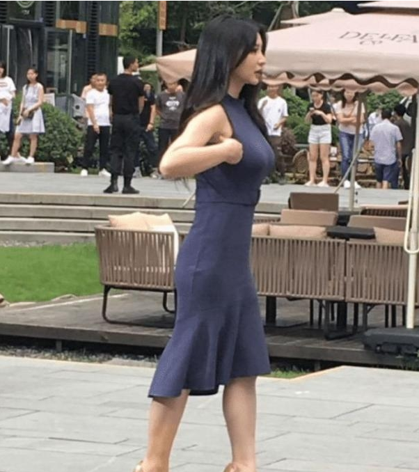 柳岩|41岁柳岩路人镜头是照片曝光，无美颜身材引争议：这还是我们的女神吗？