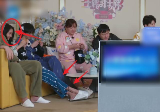 关晓彤|王牌6全员坐沙发上，关晓彤特殊坐姿成亮点，是否尊重导演很显然