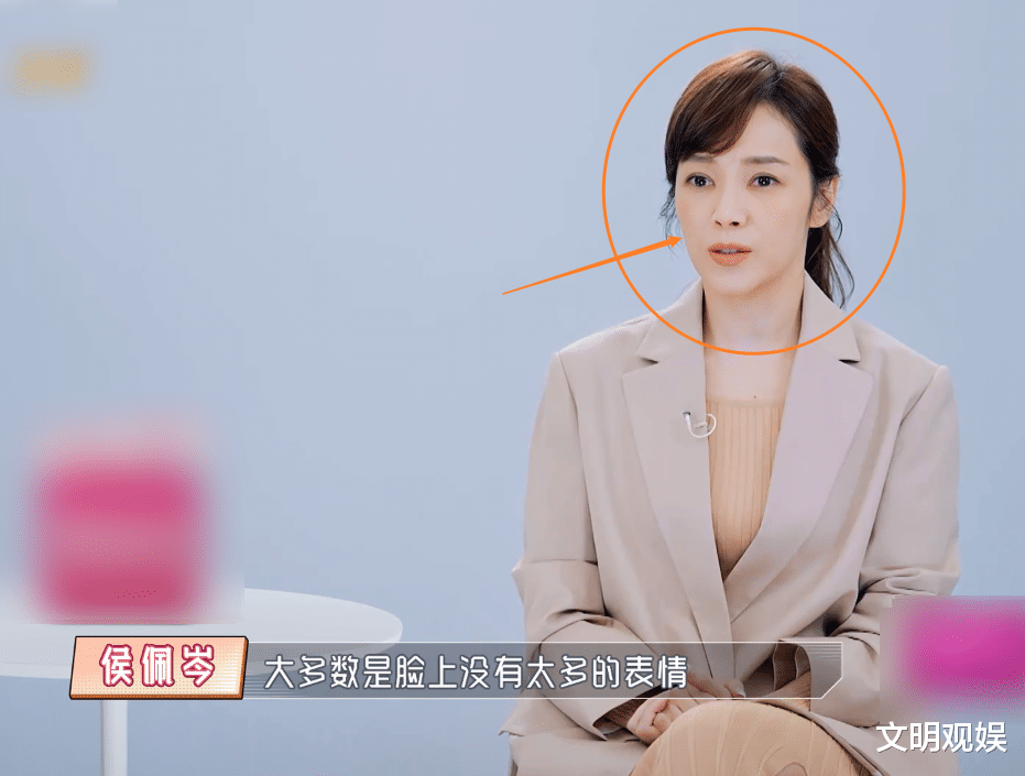 侯佩岑|侯佩岑没化妆素颜就出镜，失去六级精修特效，终于相信她已经42岁