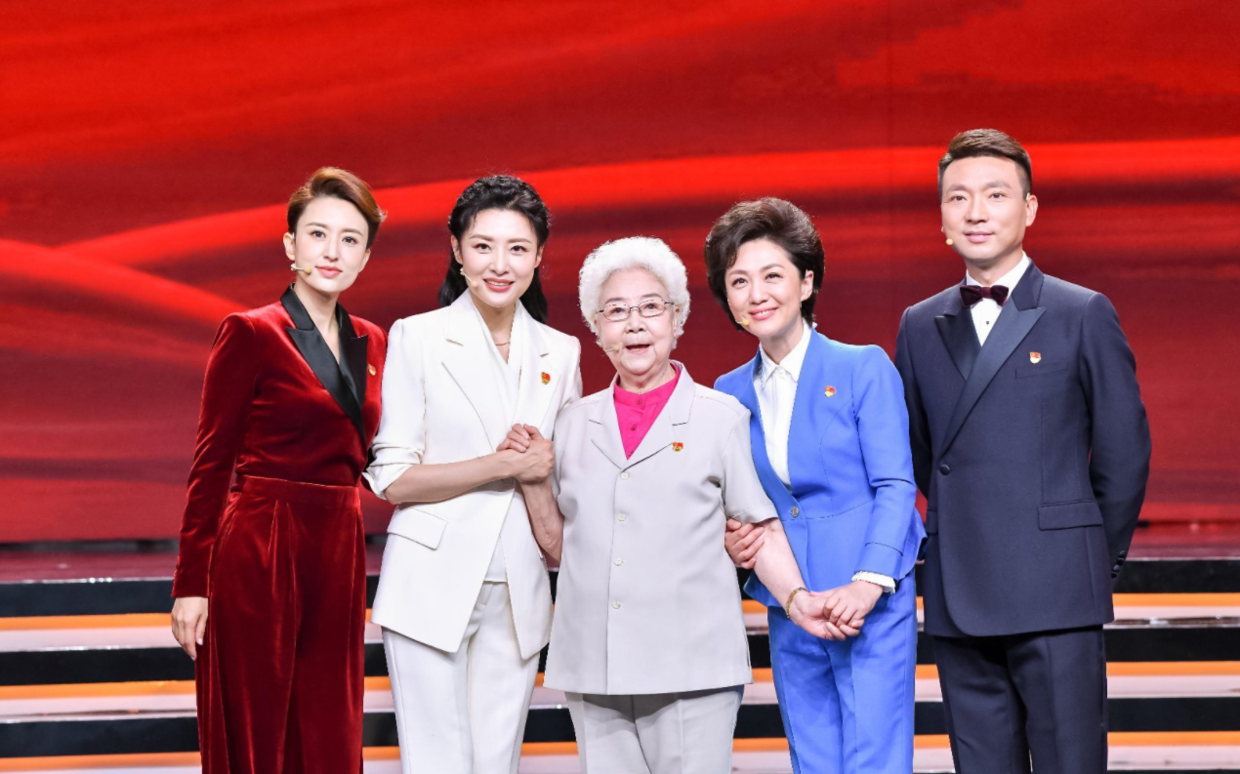 何有强|著名主持人张蕾魅力全开！穿红色丝绒的西装连体裤气场满分，真美