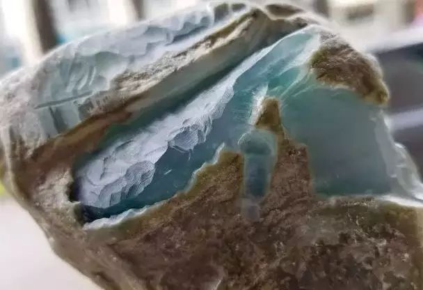 翡翠|拳头大小的翡翠原石，几次擦窗几次涨，成品更是不得了！